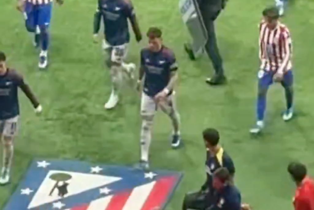 Ben White et Diego Simeone s'affrontent après avoir marqué l'écusson