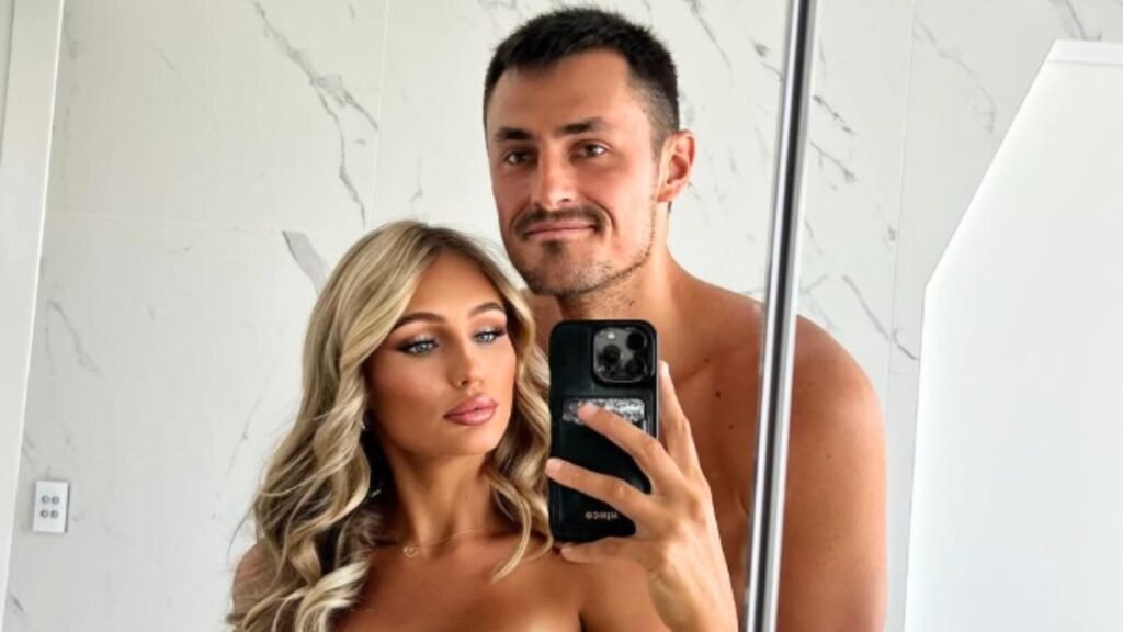 Bernard Tomic y su compañera Kelly Hannah revelan la alegría