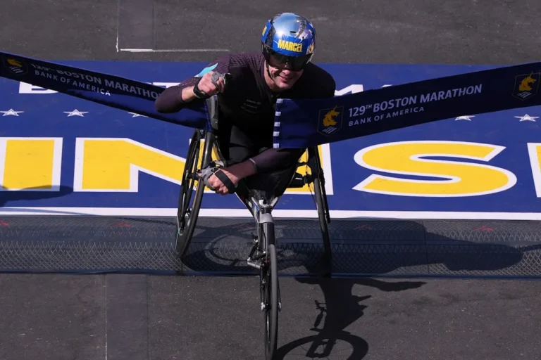 Boston Marathon Live Tracker : le vainqueur en fauteuil roulant couronné