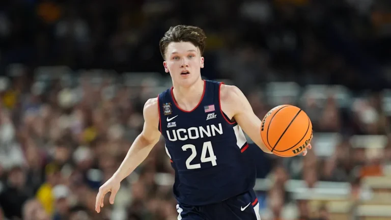 Braylon Mullins d'UConn renoncera au repêchage de la NBA et