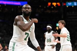 Brown marque 35 points, les Celtics battent les Hornets 113-102