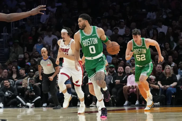 Brown marque 43 points, Tatum triple-double, les Celtics battent Heat
