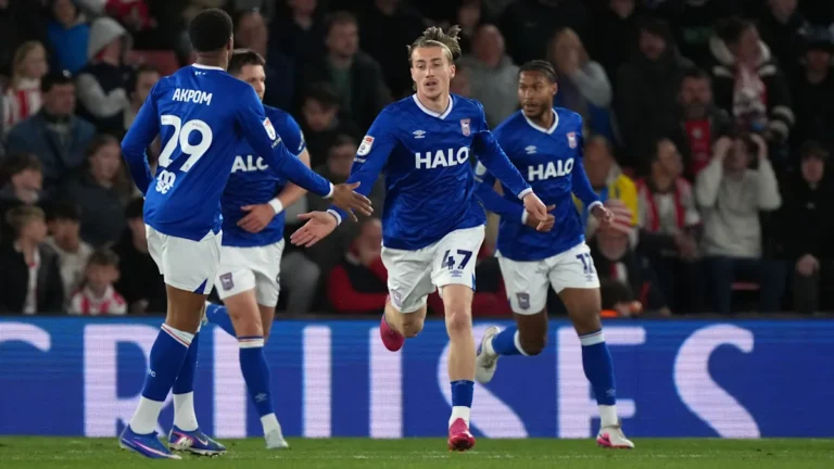 But tardif de Clark alors qu'Ipswich fait match nul contre