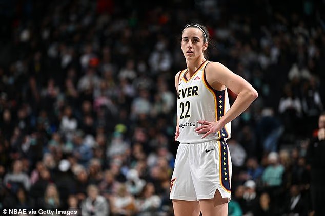 Caitlin Clark joue son premier match contre l'Indiana Fever en
