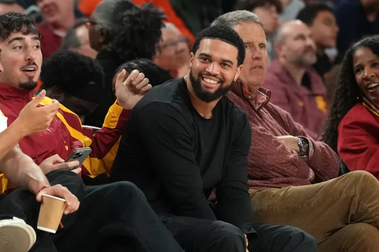 Caleb Williams s'entraîne avec ses coéquipiers de l'USC Bears