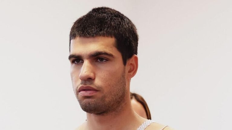 Carlos Alcaraz se retira del Abierto de Francia en un