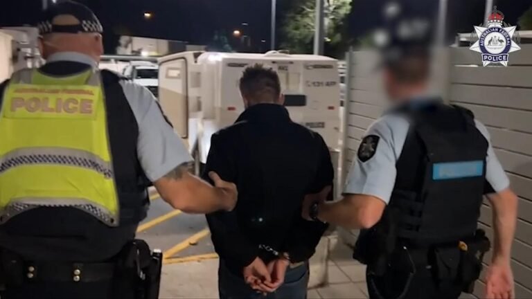 Caron Beau James Hedges acusado de amenazar con volar la