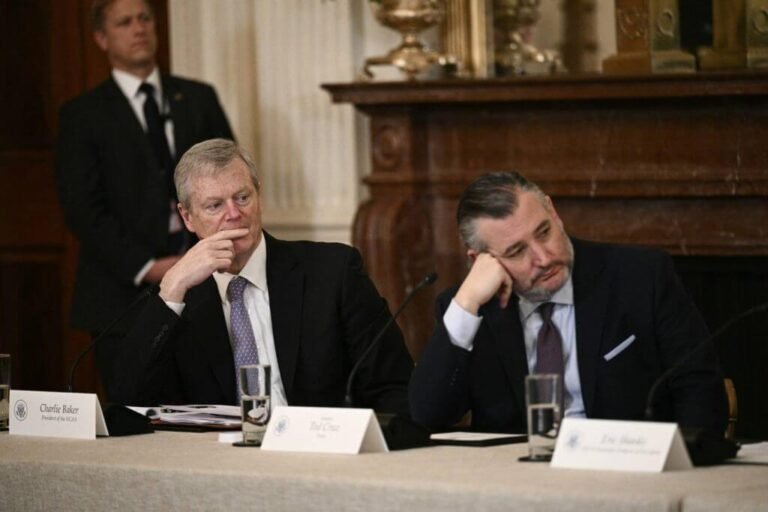 Charlie Baker explique la série de nouvelles règles que la