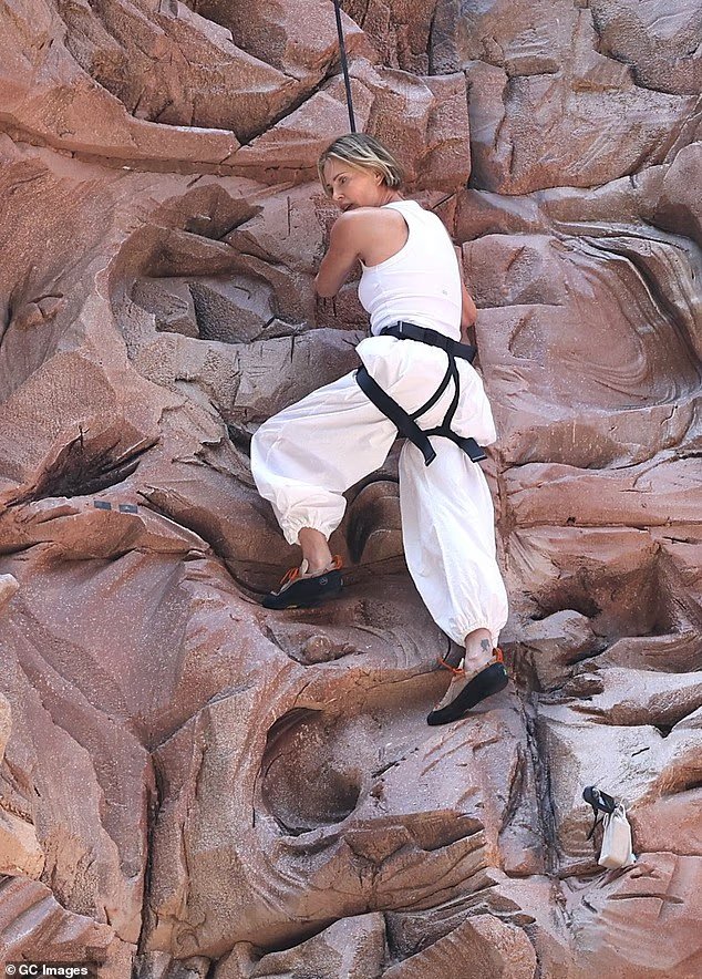 Charlize Theron surmonte son vertige en escaladant un mur d'escalade