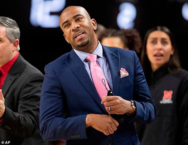 Chuck Love, ancien assistant de basket-ball du Nebraska, admet avoir