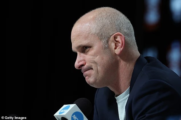 Dan Hurley, dévasté, retient ses larmes et insiste sur le