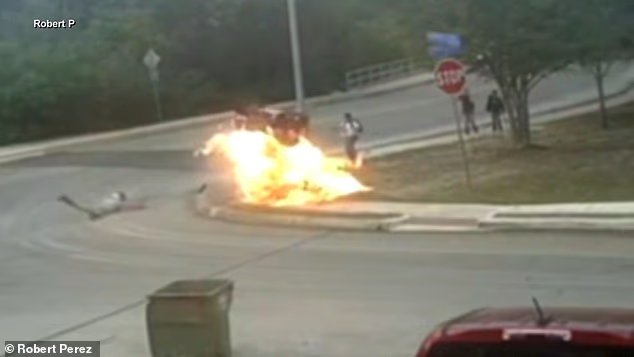 Dans un moment de cauchemar, la moto explose et met