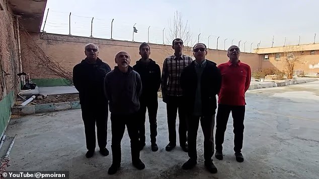 Des manifestants iraniens chantent courageusement ensemble en prison avant d'être