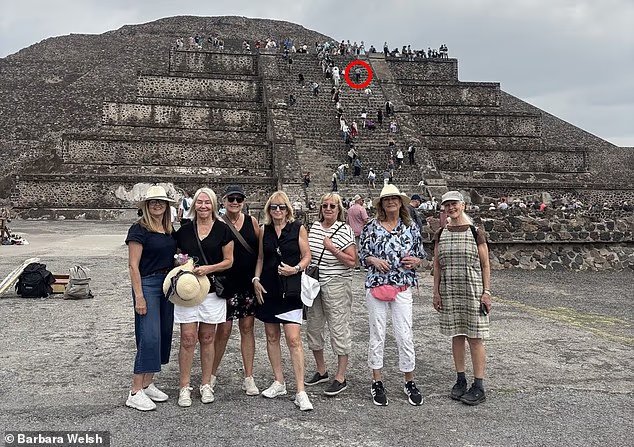 Des touristes rient devant la pyramide mexicaine, ignorant qu'un sacrifice