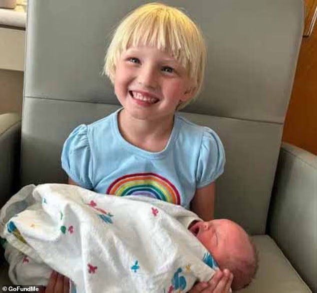 Deux jeunes enfants se sont retrouvés sans leurs parents après