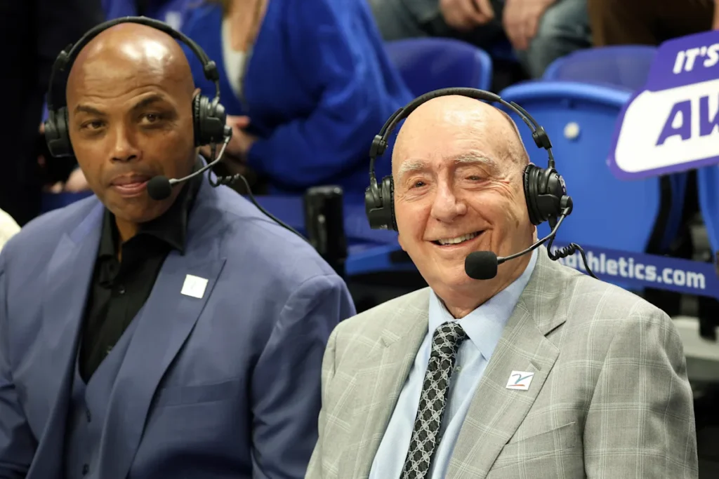 Dick Vitale, célèbre voix du basket-ball universitaire d'ESPN, fait face
