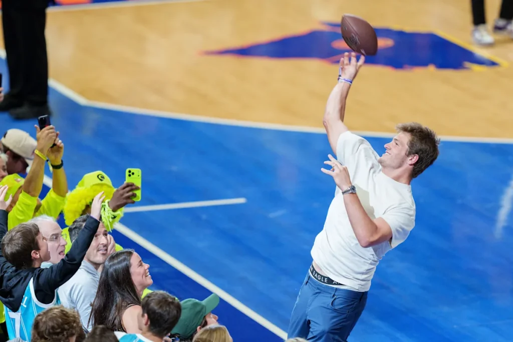 Drake Maye et Bill Belichick posent côte à côte sur