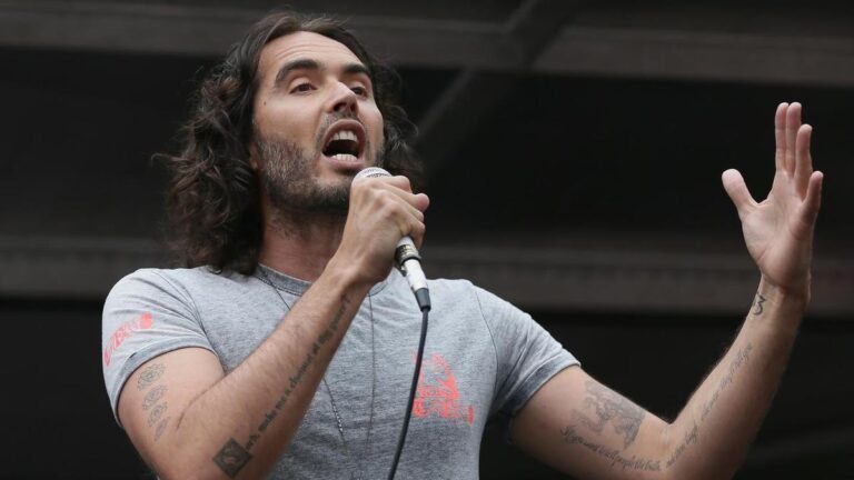 El comediante Russell Brand admitió que se acostó con una