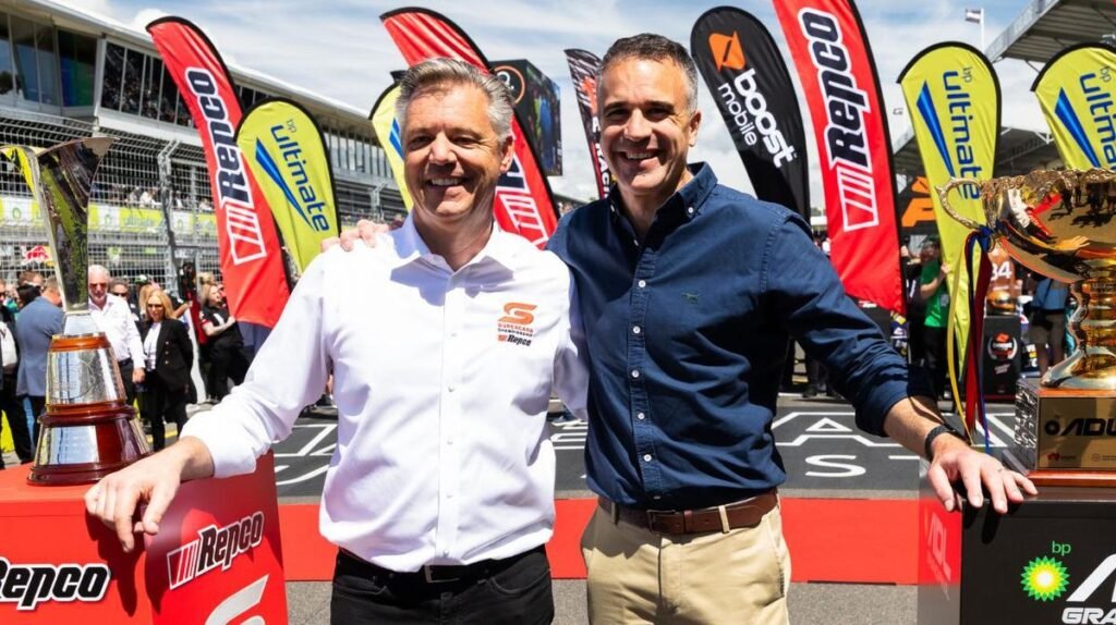 El director ejecutivo de Supercars, James Warburton, abandona repentinamente dos