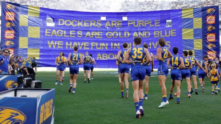 El entrenador de Fremantle, Justin Longmuir, vence a sus oponentes