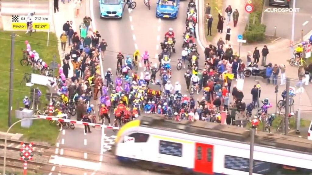 El ganador del Tour de Flandes, Tadez Pogasser, entre los