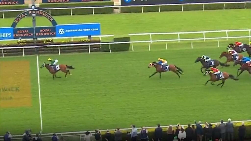 El legendario entrenador Peter Moody se emociona después de que