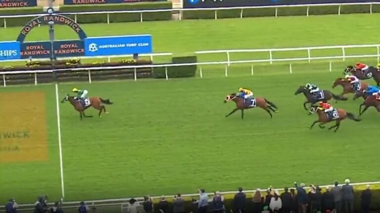 El legendario entrenador Peter Moody se emociona después de que