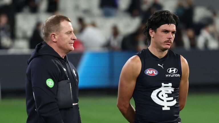 El médico del club Carlton, Matt Chamberlain, se toma un