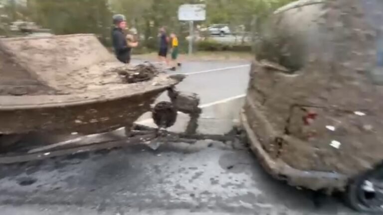 El misterio de una furgoneta Volkswagen arrastrando un remolque sacado