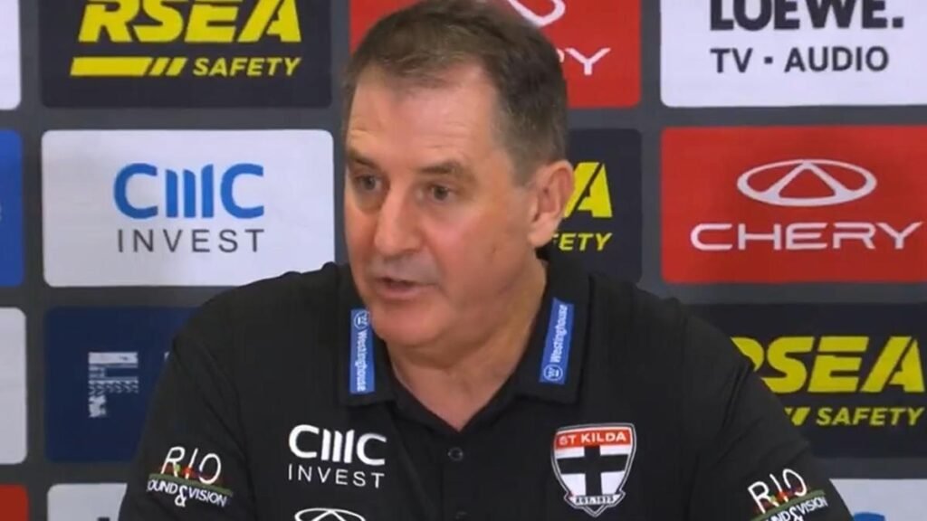 El presidente del St Kilda, Andrew Bassat, responde tras las