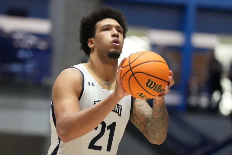 Entrer dans le portail : Luke McElden-Yahoo Sports