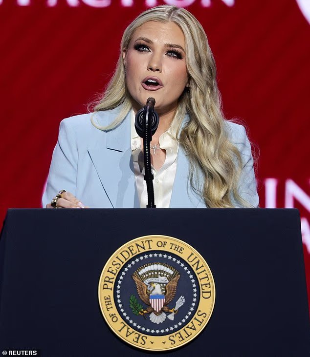 Erica Kirk, désemparée, s'est mise en sécurité après qu'un homme