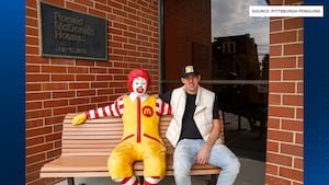 Evgeni Malkin des Penguins de Pittsburgh aide le Manoir Ronald