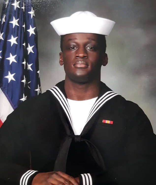 Fils d'un flic britannique de la classe moyenne, combattant de