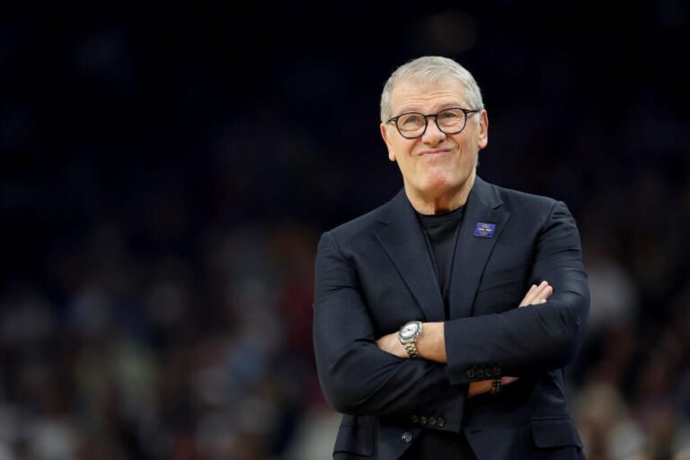 Geno Auriemma a confirmé son retour en tant qu'entraîneur-chef d'UConn