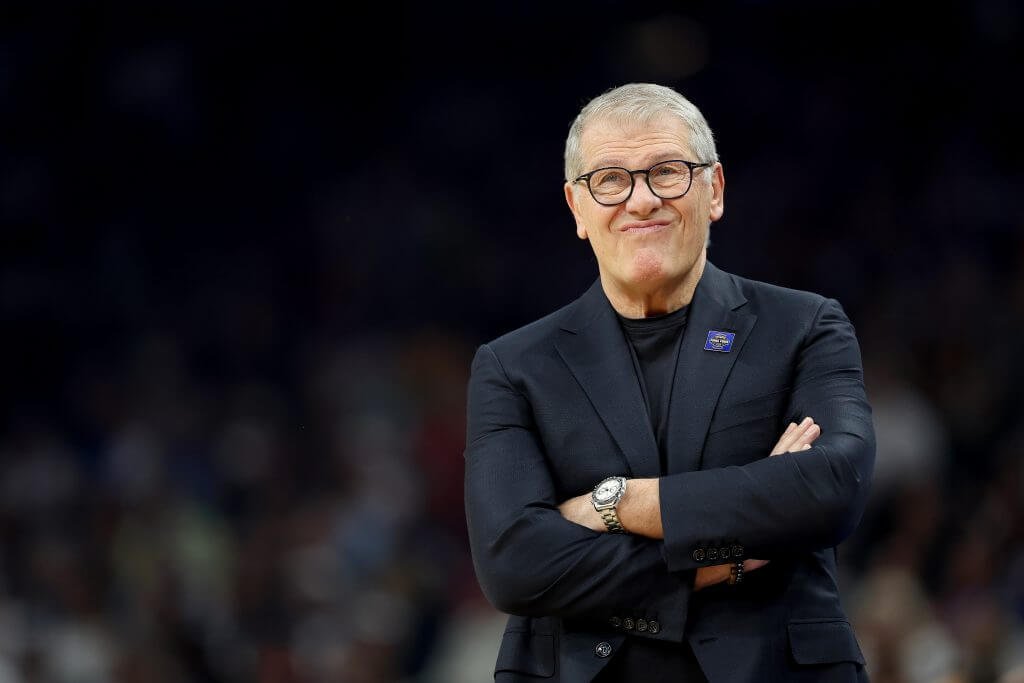 Geno Auriemma a confirmé son retour en tant qu'entraîneur-chef d'UConn