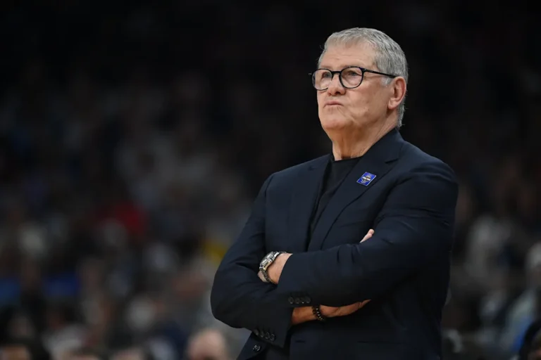 Geno Auriemma publie une nouvelle déclaration et réfléchit à l'explosion