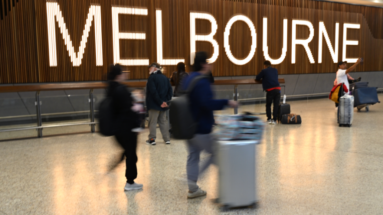 Hombre arrestado en el aeropuerto de Melbourne antes de abordar