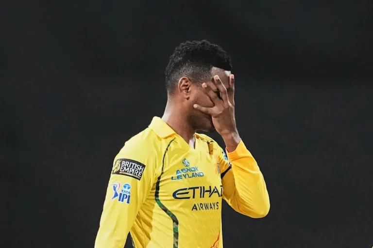 IPL 2026 : Akeal Hosein guide le docteur Doom pour détruire les
