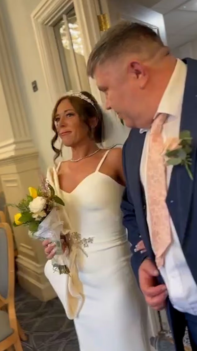 "Je me suis retourné et elle m'a aspergé de peinture