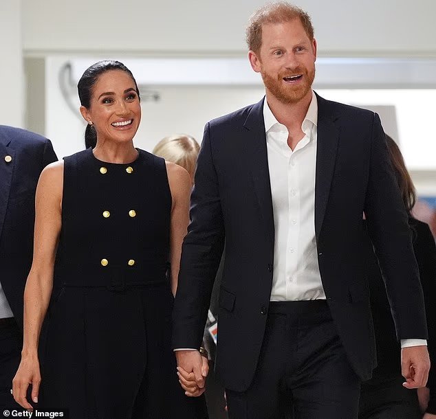 Jugement public massif de Meghan et Harry tirant profit de