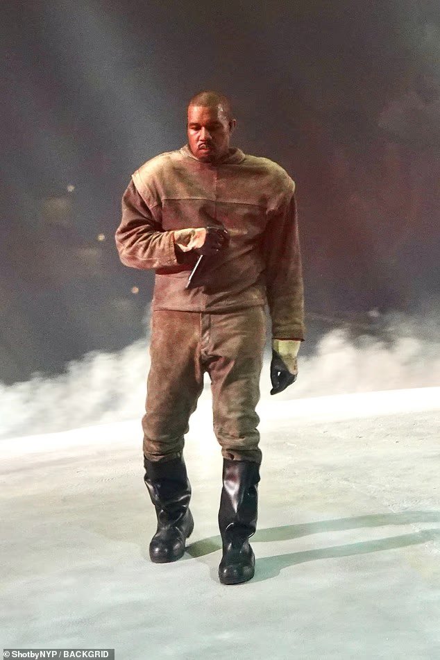 Kanye West embrasse sa fille North, 12 ans, sur scène