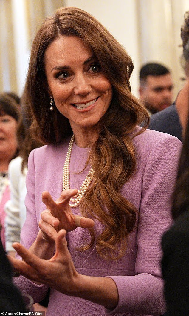 Kate Middleton garde son bras bandé lors des célébrations du