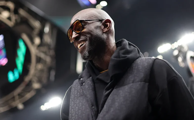 Kevin Garnett s'installe officiellement avec les Timberwolves, disputant son premier