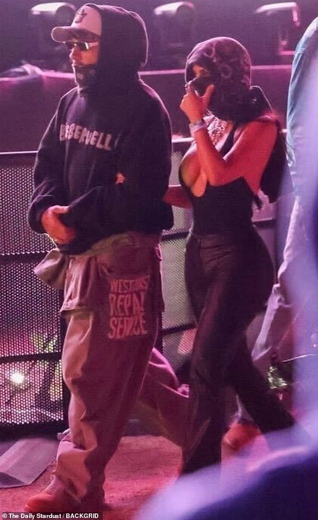 Kim Kardashian associe gentiment les bras à son petit ami