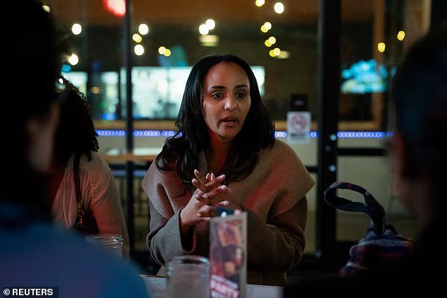 La barista glamour de la génération Z devenue mondaine donne