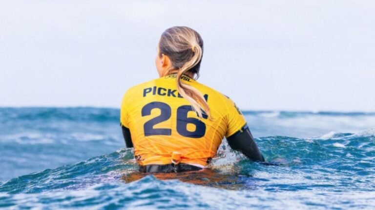 La campeona australiana de surf Molly Picklum se quedó corta
