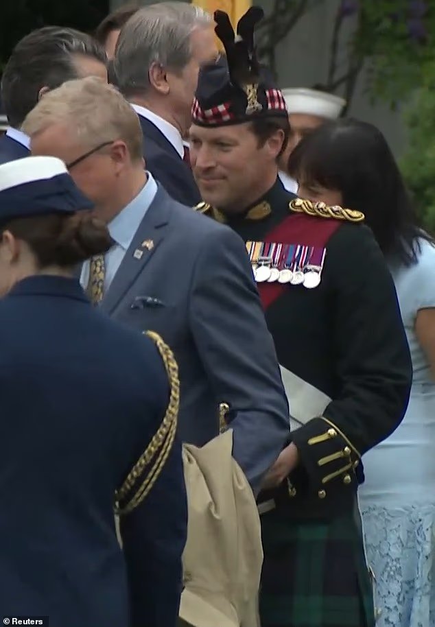 La « cavalerie chaude » du roi Charles se joint