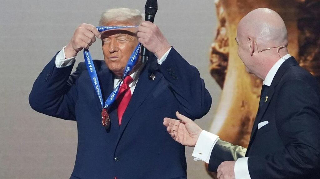 La estrella del fútbol Jackson Irvine critica a la FIFA