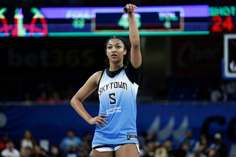 La légende de la NBA Carmelo Anthony explique pourquoi l'échange